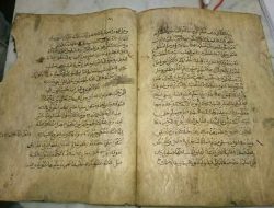 KH. Rofii Ismail Merawat Peninggalan Manuskrip Karya Kiai Ilyas Penarip