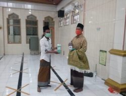 PAC. Ansor Pungging bagi Handsanytizer dan Sabun Cuci Herbal ke Masjid dan Mushola