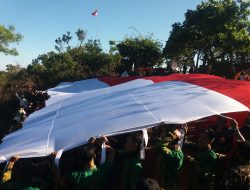 Diatas Tangan Ratusan Kader NU, Bendera Merah Putih Berkibar di Puncak Gajah Mungkur Mojokerto