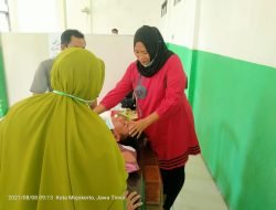 Pimpinan Anak Cabang (PAC) Muslimat Kecamatan Puri Gelar Khitanan Massal