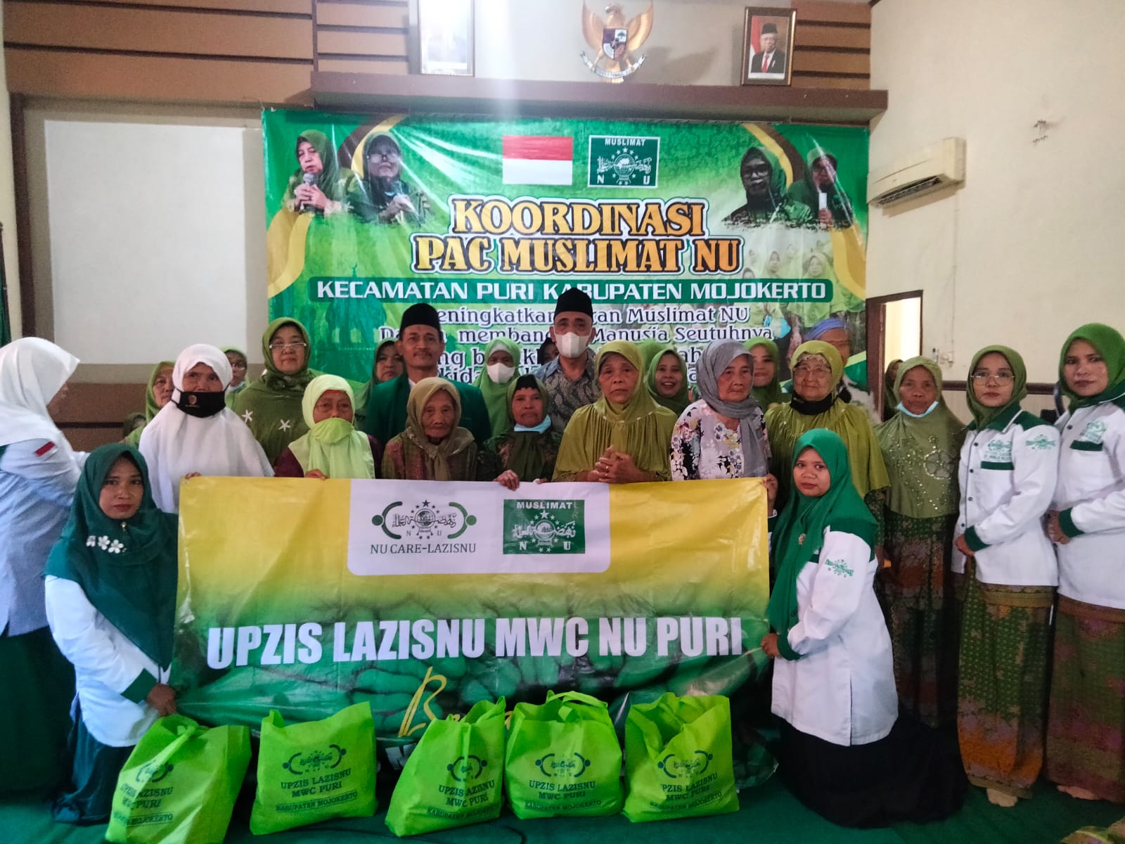 Kolaborasi PAC Muslimat dan UPZIS LAZISNU MWC NU Puri Dalam Pentasyarufan Sembako Ke Dhuafa