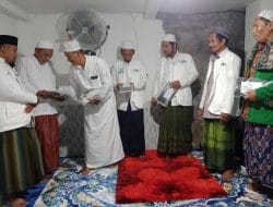 Wujud Ucapan Terima Kasih, Anggota Brimob Berikan Cendera Mata Kepada Pengurus Ranting NU Kunjorowesi