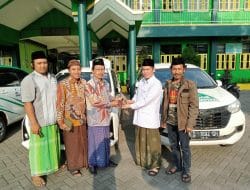 Teladan! Gus Ali dan M. Yunus Serahkan Dua Mobil Inventaris ke PCNU