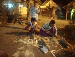 Persiapan Gugah Sahur, Pengurus Masjid Nurul Iman dan Banser Lebak Jabung Membuat Alat Patrol Tradisional