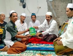 Ada Apa Ranting NU Kunjorowesi Memberikan Kitab Risalah Pemulasaran Jenazah Kepada Ketua PAC IPNU Ngoro