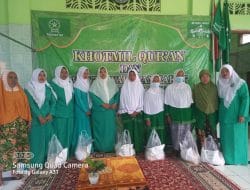 Fatayat NU Trowulan Tasyarufkan Zakat Fitrah di Masjid Khusnul Khotimah Pakis