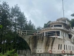 Menelisik Masjid Berbentuk Kapal Pesiar di Tengah Hutan Kecamatan Pacet