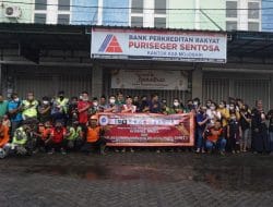 Banser Mojosari Turut Mengamankan Kegiatan Bagi Takjil Oleh Paguyuban Sosial Marga Tionghoa