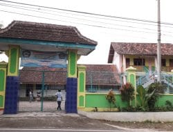 Bekerja Sama Dengan LAZISNU Pacet, MI Hasyim Asyari Laksanakan Zakat Fitrah