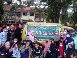 Syekhermania Mojokerto Raya Bagikan Ratusan Takjil untuk Pengguna Jalan