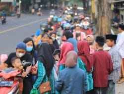 Ratusan Takjil Pelajar NU Menanggal Diserbu Pengguna Jalan