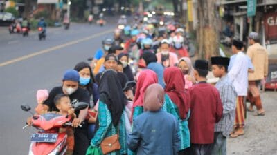 Ratusan Takjil Pelajar NU Menanggal Diserbu Pengguna Jalan