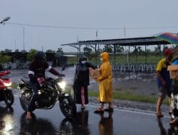 Hujan Deras Tak Surutkan Semangat IPNU IPPNU Kecamatan Kemlagi Berbagi ke Sesama