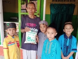 Tutup Pondok Ramadhan, MI Darun Najah Gading Bagikan Zakat Fitrah
