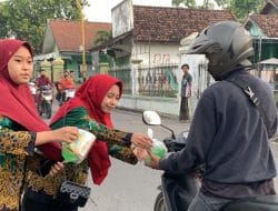 Semarak Ramadhan, PR IPNU-IPPNU Desa Tampungrejo Berbagi Takjil On The Road