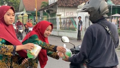 Semarak Ramadhan, PR IPNU-IPPNU Desa Tampungrejo Berbagi Takjil On The Road