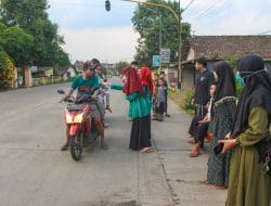 Raih Keberkahan di Bulan Ramadhan, Pelajar NU Kumitir Bagikan Takjil Gratis Pada Pengguna Jalan