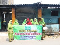 Insiden Kebakaran Rumah Warga di Komplek Pasar Dinoyo Jatirejo, Muslimat NU Jatirejo Berikan Donasi Kepada Korban