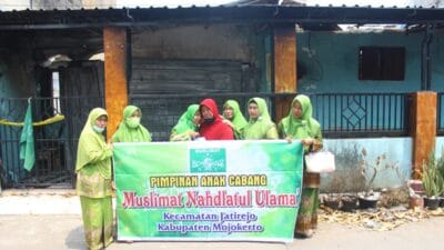Insiden Kebakaran Rumah Warga di Komplek Pasar Dinoyo Jatirejo, Muslimat NU Jatirejo Berikan Donasi Kepada Korban