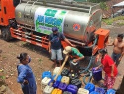 Penghujung Kemarau, LPBI NU Kab. Mojokerto Droping Air Bersih di Desa Kunjorowesi.