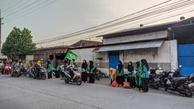 Tumbuhkan Jiwa Sosial, IPNU IPPNU Sidoharjo Bagikan Ratusan Takjil Gratis ke Pengguna Jalan