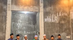Safari Ramadan, MWCNU Trawas Serahkan Sertifikat Pengkiblatan Masjid