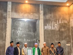 Safari Ramadan, MWCNU Trawas Serahkan Sertifikat Pengkiblatan Masjid
