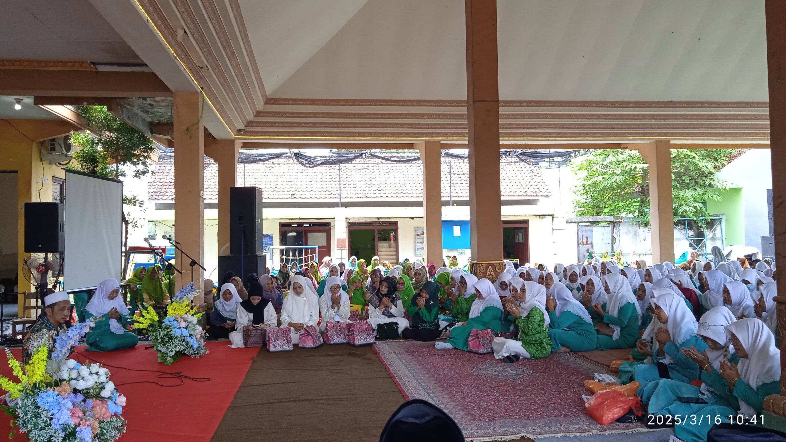 Doa Penutup Kegiatan diikuti seluruh peserta dan tamu undangan