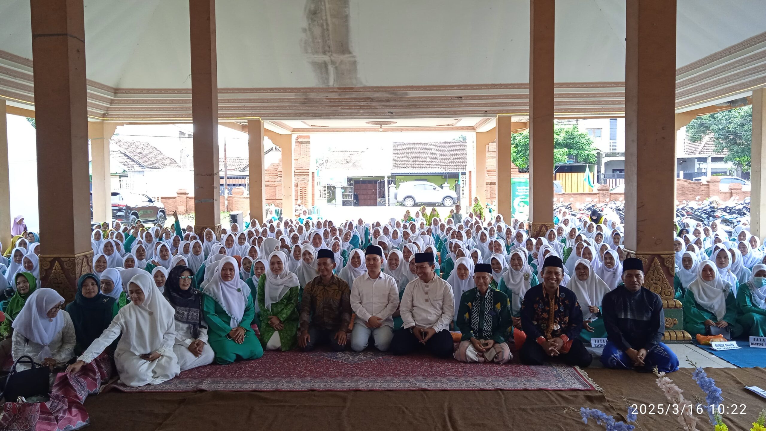 Foto bersama Bupati Mojokerto, tamu undangan dan seluruh anggota Fatayat NU Trowulan