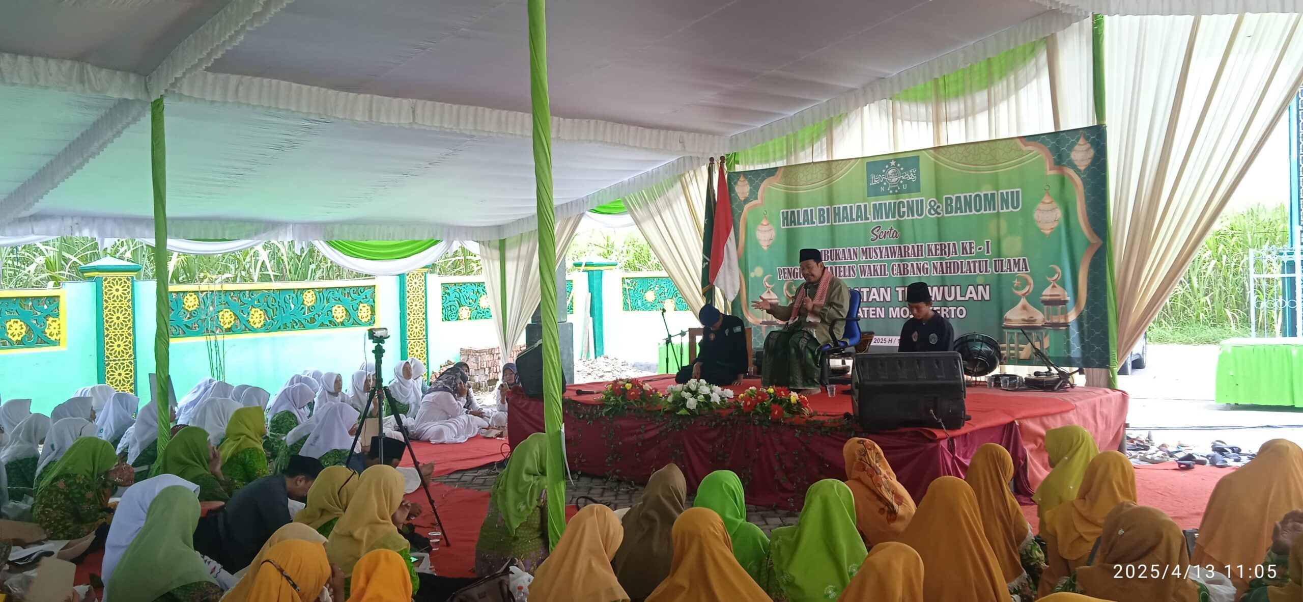 Foto KH. Muslich Abbas saat mauidhah hasanah di Halal Bi Halal MWC NU Trowulan