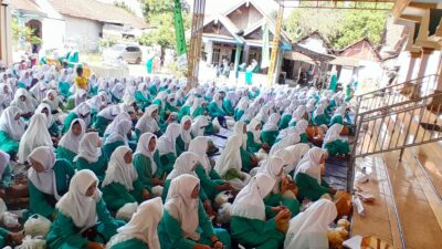 Foto Anggota PAC Fatayat NU Trowulan Mengikuti kegiatan dengan khidmat
