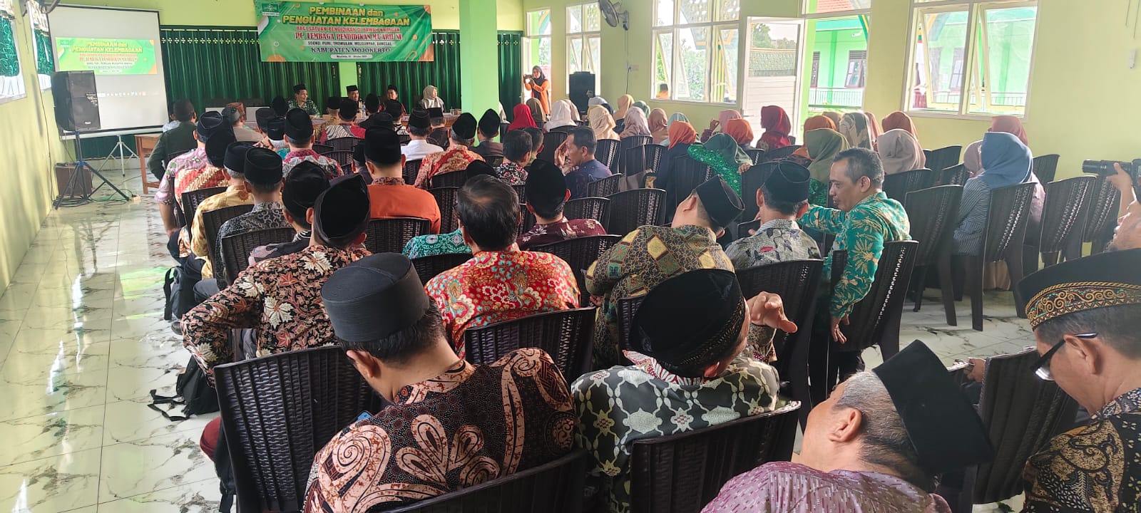 PENGUATAN: Dihadiri oleh seluruh kepala sekolah MI, MTs, dan MA di lingkup satuan pendidikan LP Ma’arif NU Kabupaten Mojokerto. (Ibnu Kawakib)