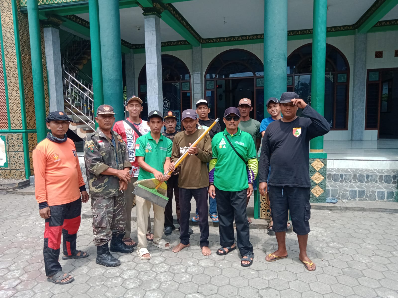 Kegiatan Bersih bersih masjiid GP Ansor Trowulan