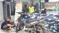 Anggota Banser dengan Sigap Menambal Ban Pemudik Yang Bocor