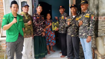 Pemberian Donasi kepada warga oleh GP Ansor Bangsal