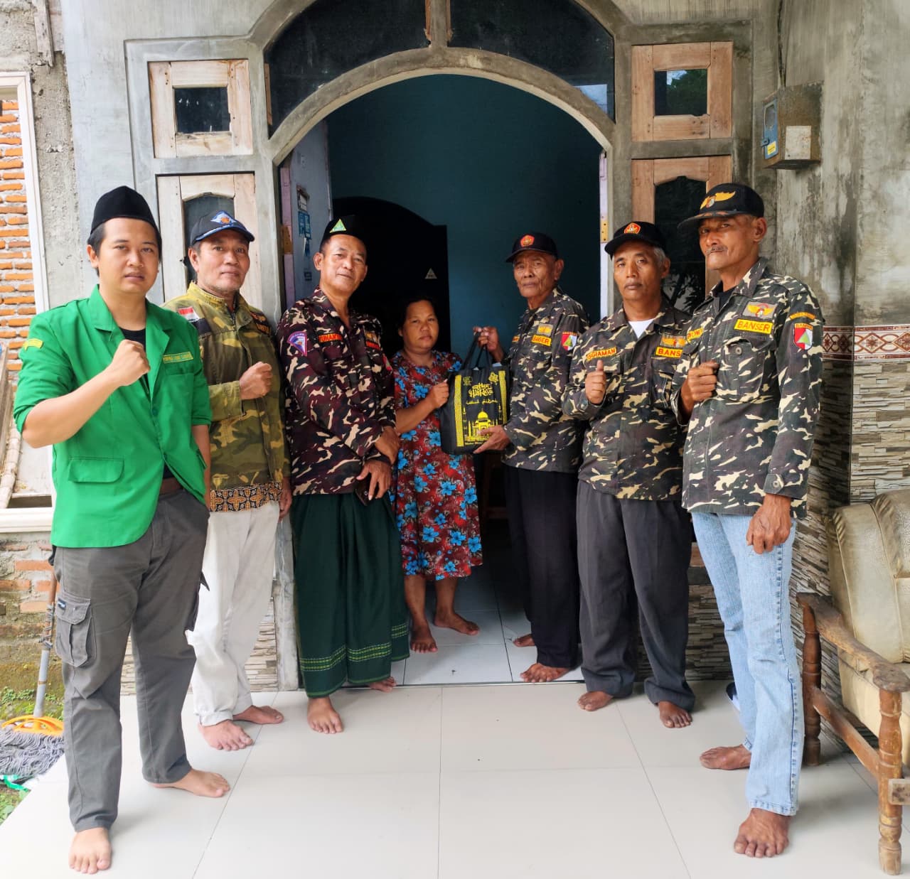 Pemberian Donasi kepada warga oleh GP Ansor Bangsal