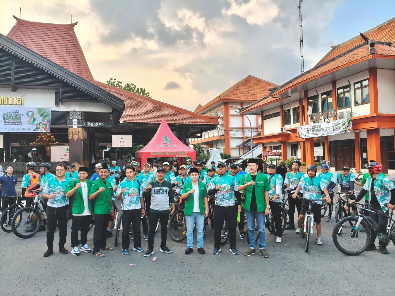 Foto Bersama GP Ansor dalam Kegiatan Gowes Bersama